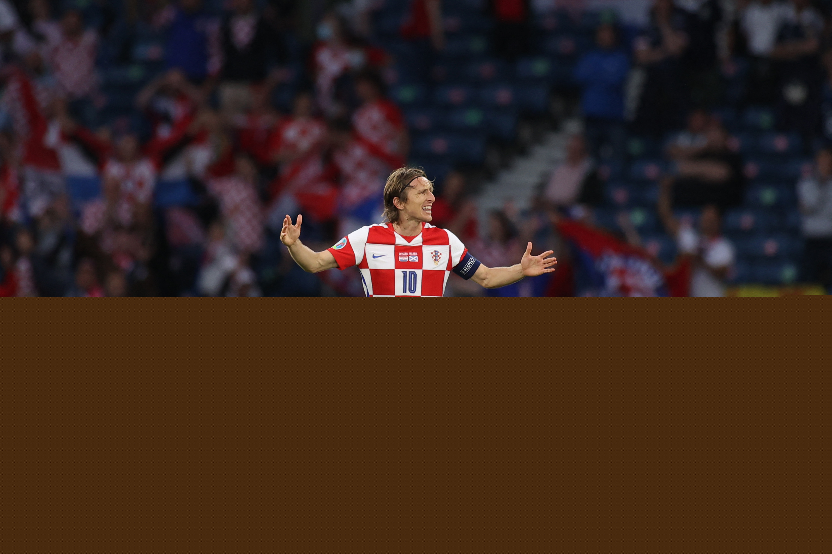 世界杯三个东道主墨加美依次被分至ABD三组，不用参与抽签