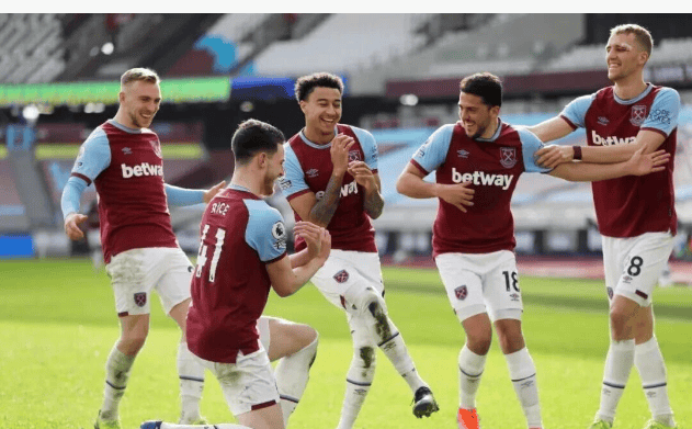 庆祝苏超夺冠，泰州市委书记与泰州队球员合唱《歌唱祖国》