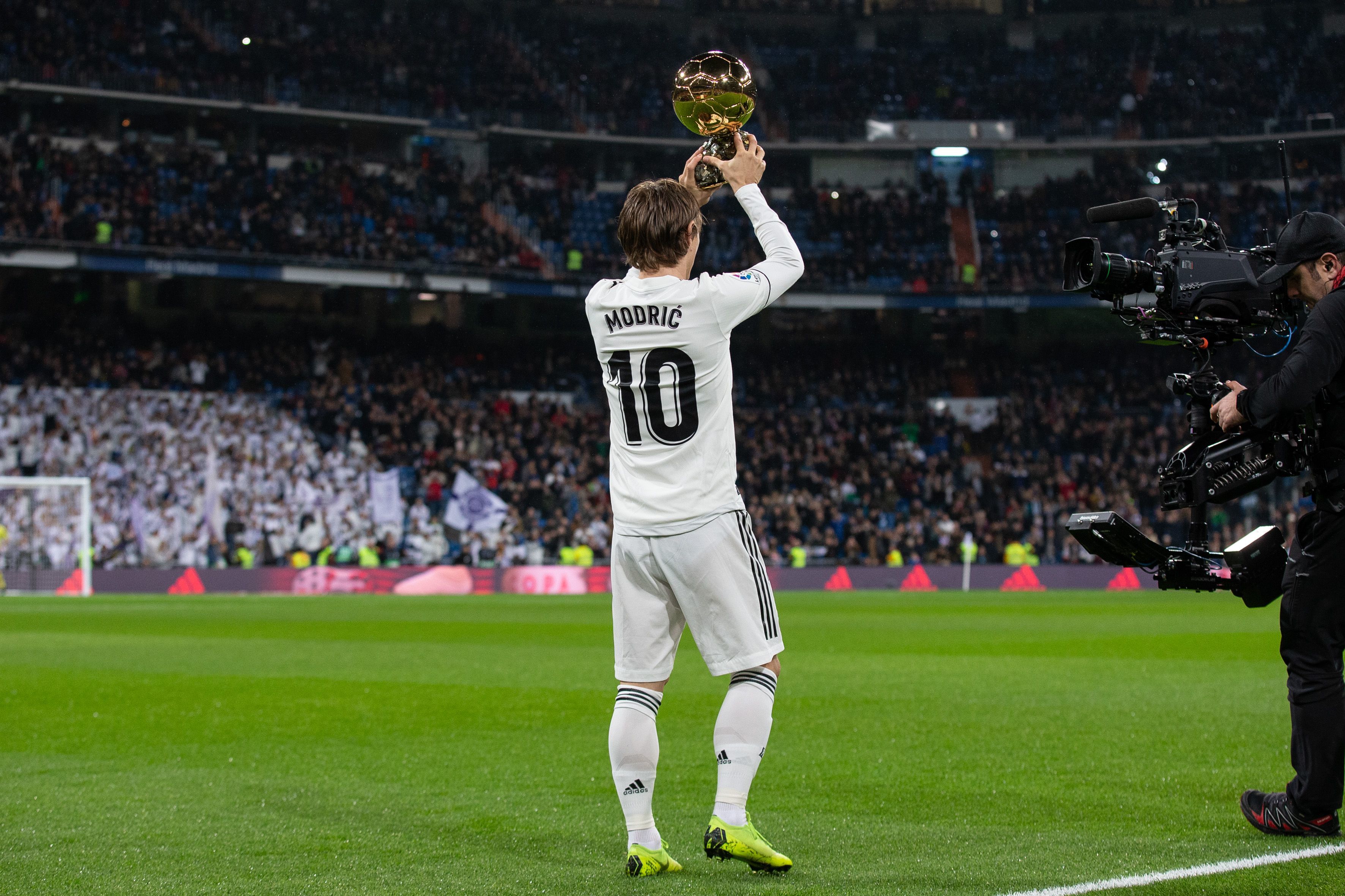 弗里克谈巴萨伤病危机，18岁库巴西创西甲传球纪录